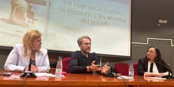 El Salón de Actos de Aguirre se quedó pequeño para recibir a Máximo Huerta en la presentación y firmas de su libro ‘Mamá está dormida’.