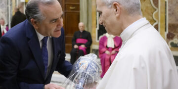 El alcalde  entrega cerámica talaverana a Su Santidad el papa León XIV en el Vaticano